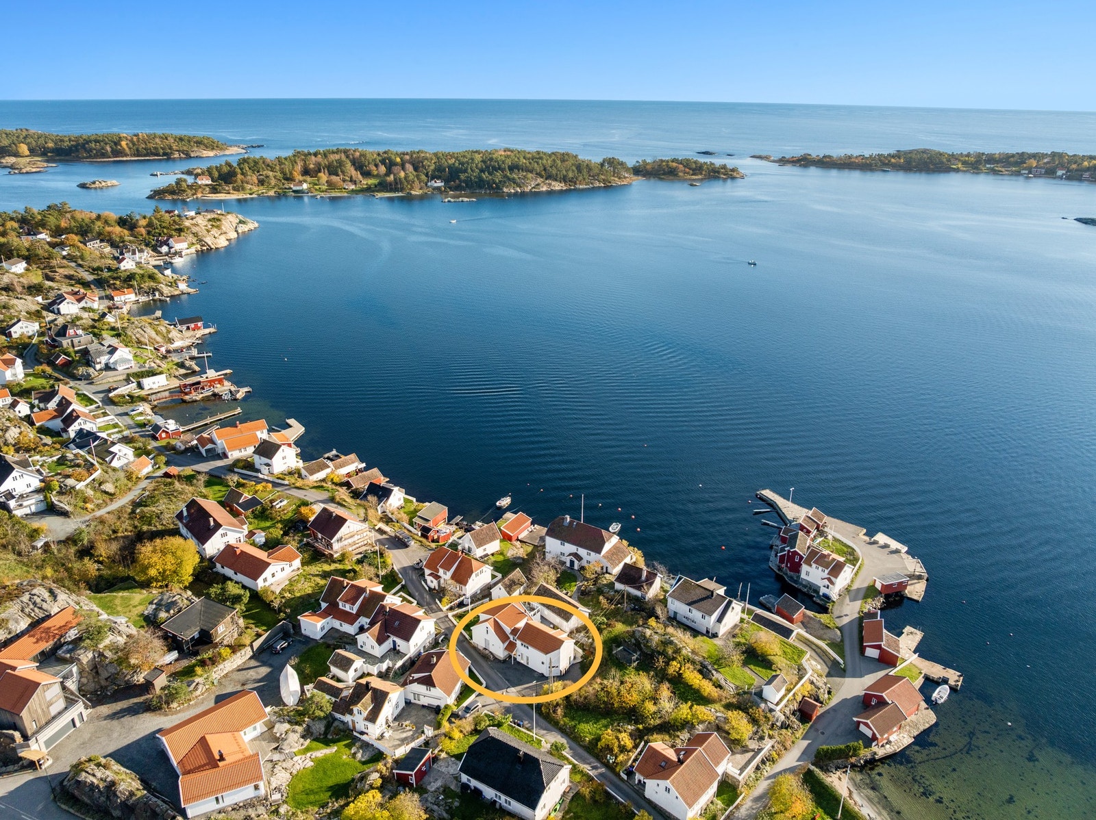 Eiendommen ligger i fredfulle omgivelser på etterspurte Tromøy. Galleribilde