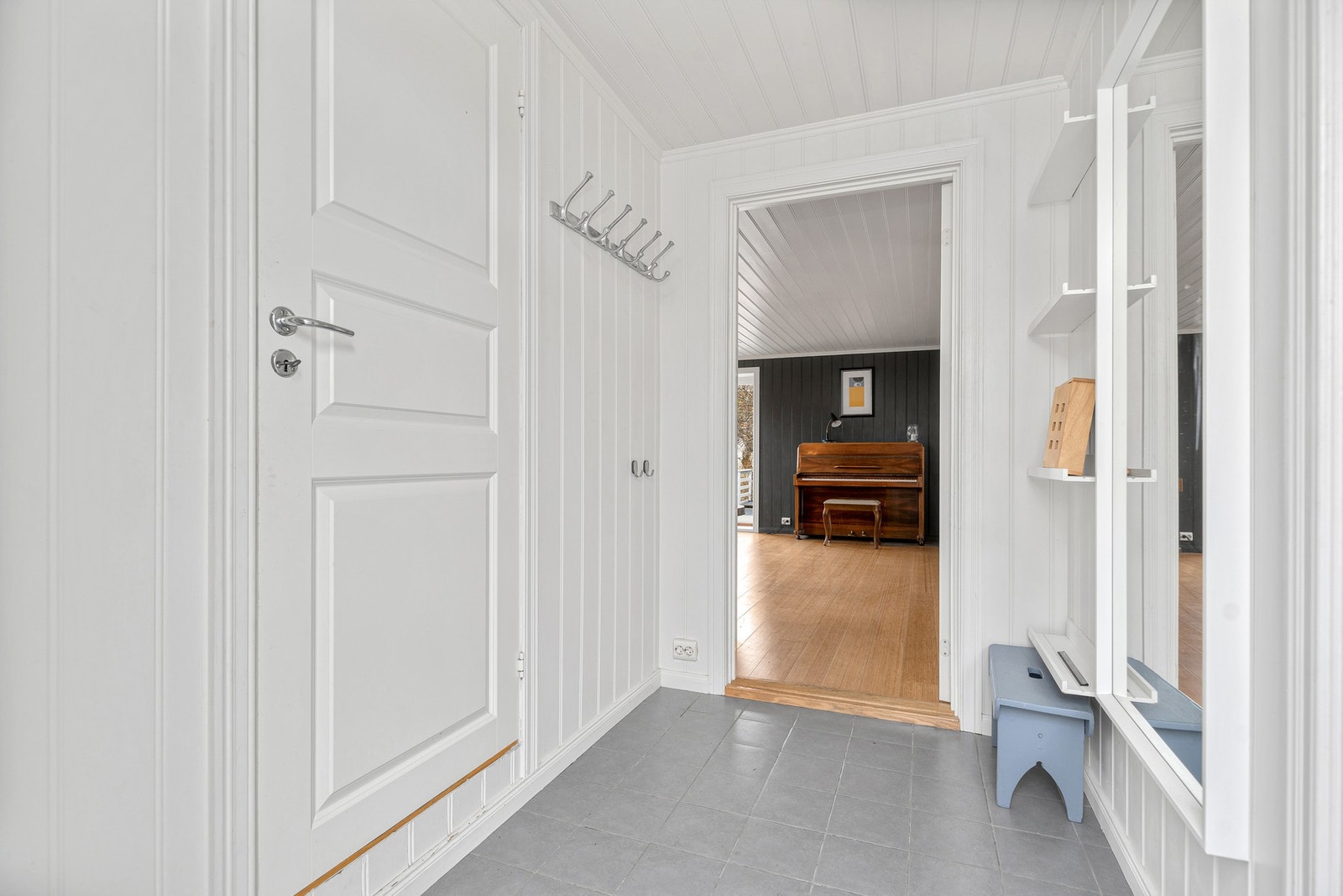 Man ønskes velkommen av en lys entré med flislagt gulv. Galleribilde