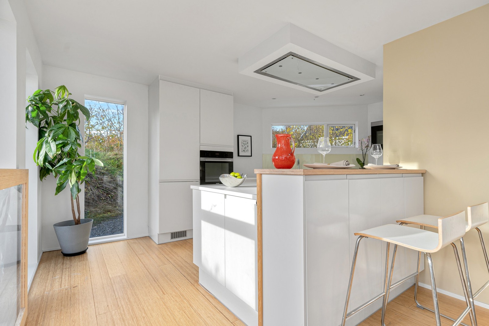 Sammen med en stor spisestue utgjør kjøkkenet et flott allrom med klart avdelte soner. Galleribilde