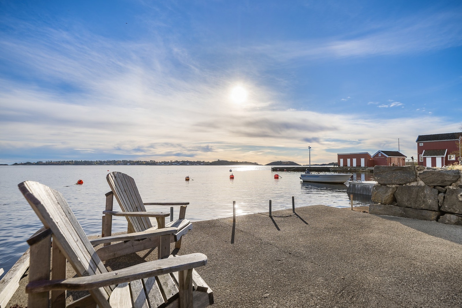 Med eiendommen følger det en brygge, så her er alt tilrettelagt for late dager med bading og båtliv. Galleribilde