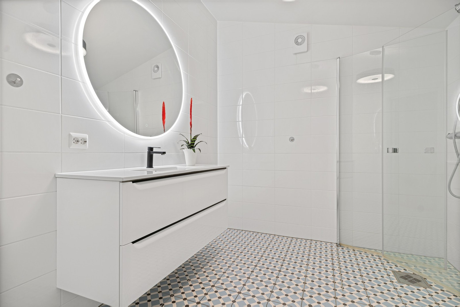 Det andre badet ble pusset opp i 2020, stilrent innredet med delikate fliser. På badet er det dusjhjørne, varmekabler og vegghengt toalett. Galleribilde