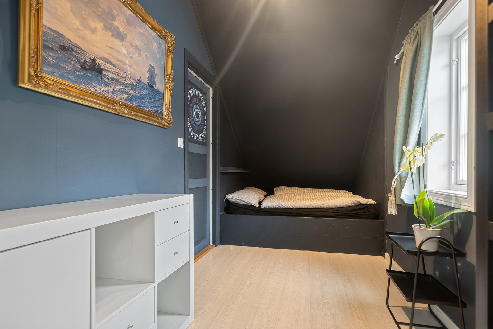 Mange rom gir mange valgmuligheter for familien, og ved behov kan rommene brukes som kontor eller ekstra stue. Galleribilde