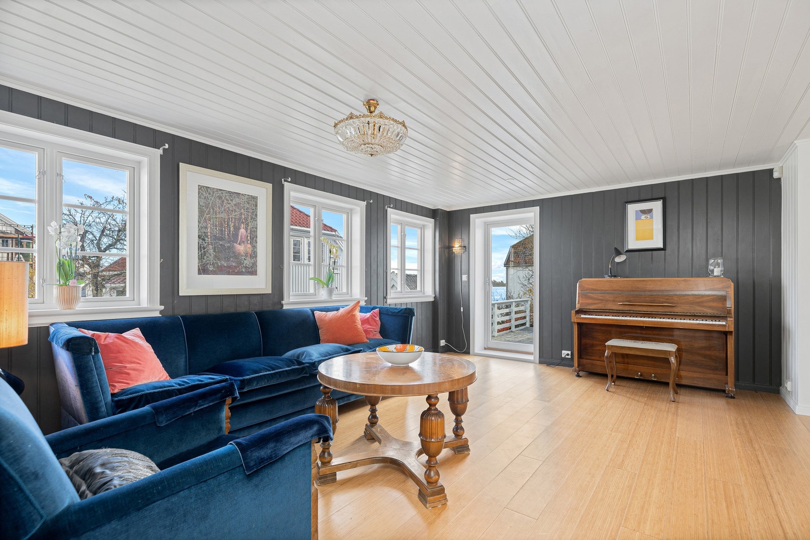 Stuen har utgang til en lun balkong hvor morgensolen kan nytes, og sjøutsikten kan oppleves. Galleribilde