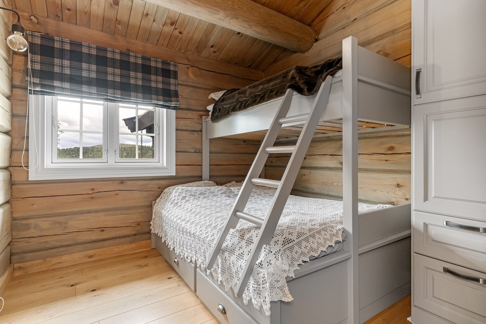 Soverom med plassbygd køyeseng med skuffer under sengen for god plass til oppbevaring. Galleribilde