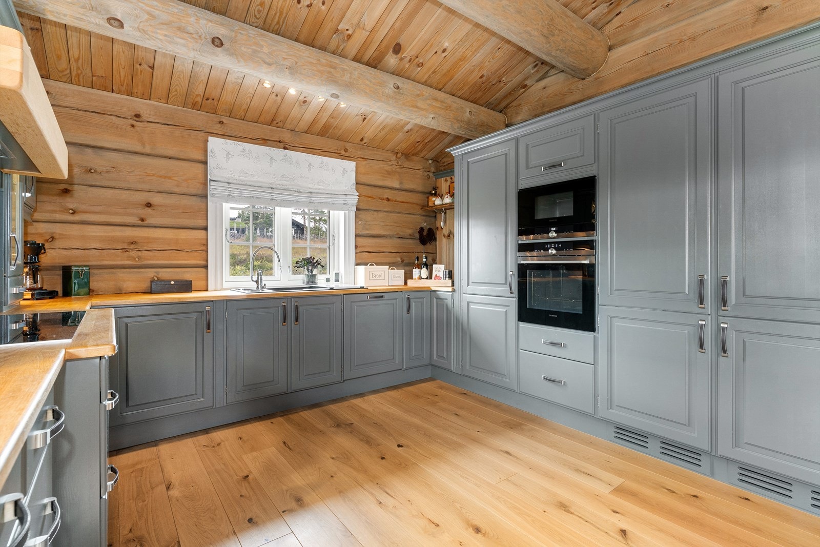 Stort, eksklusivt kjøkken med integrerte hvitevarer med god plass til oppbevaring. Galleribilde