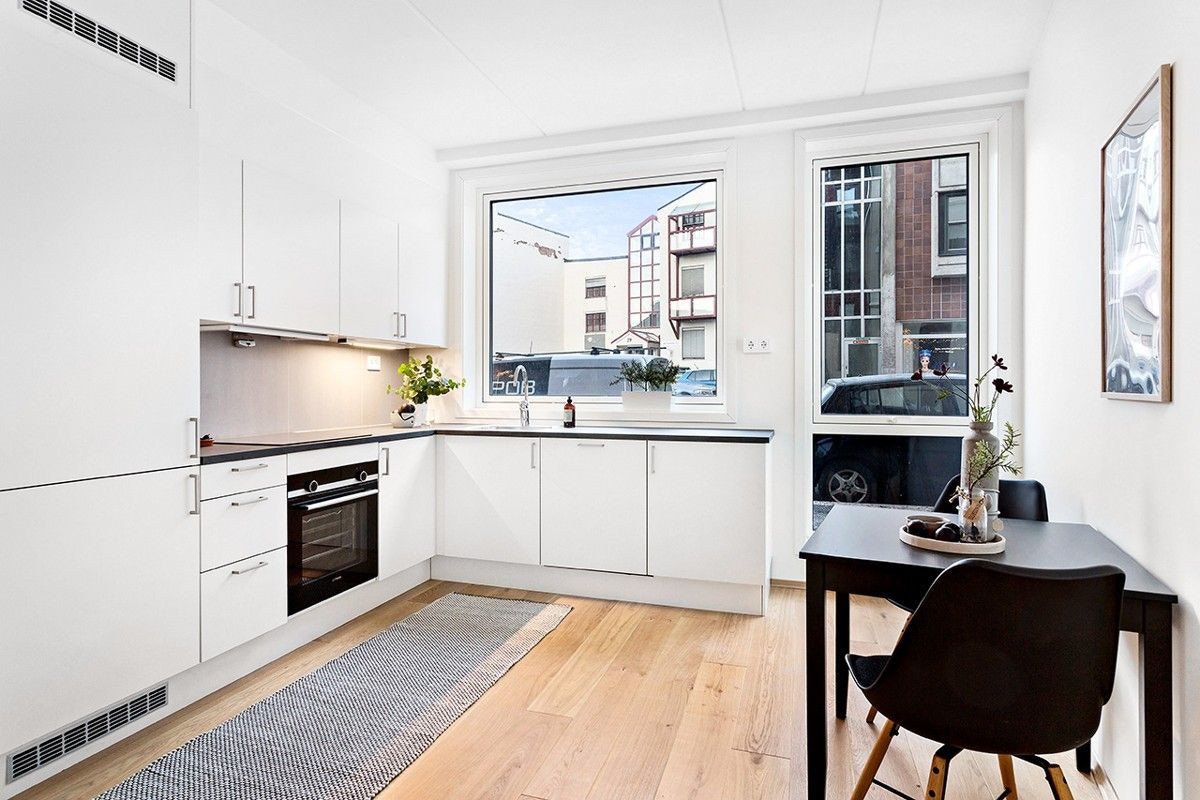 Romslig kjøkken med spiseplass Galleribilde