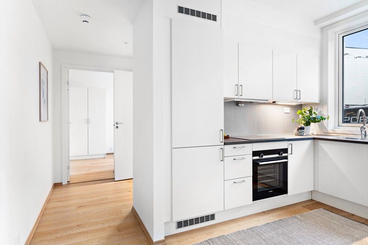 Kjøkken med gang til bad og soverom Galleribilde