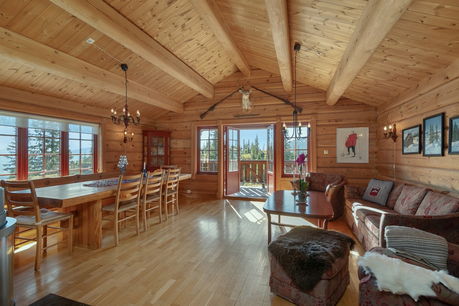 Det er flere vindusflater i stuen, som slipper inn naturlig lys, og skaper en god atmosfære i rommet. Galleribilde