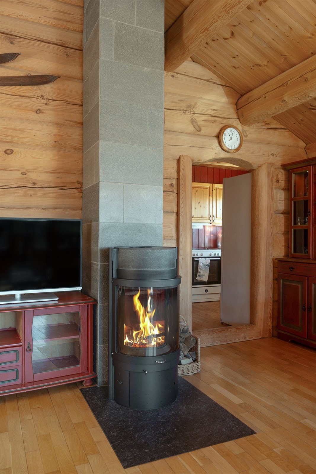 Det er montert peisovn i stuen, som avgir god varme på kalde dager. I tillegg så har hytta vannbåren varme i hovedetasjen - noe som sørger for en jevn og lun varme hele året. Galleribilde