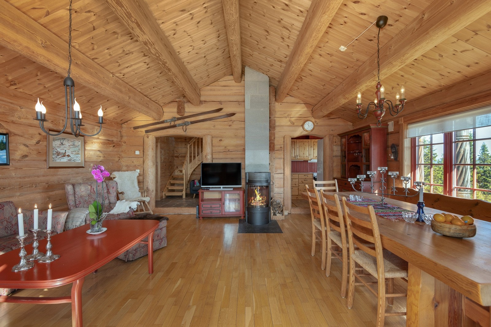 Hytta har lyse og luftige oppholdsrom, her er det enkelt å finne roen når du ankommer fjellet! Galleribilde