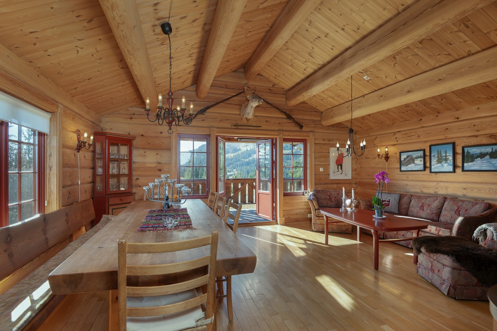 Stuen er romslig, og har god plass til å møblere etter eget ønske for å skape den stuen som passer for dere. Galleribilde