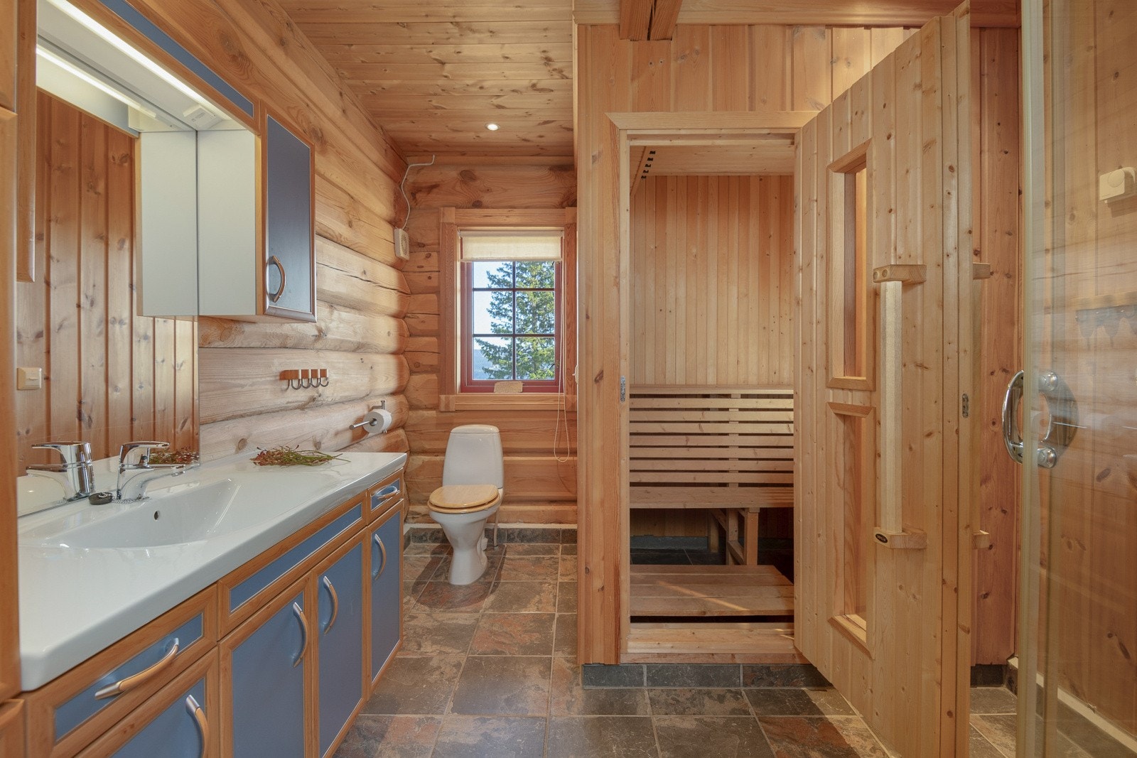 Denne hytta har to baderom, hvor begge er på hovedplanet. Hovedbadet er romslig, og er innredet som kombinert bad med badstue. Galleribilde