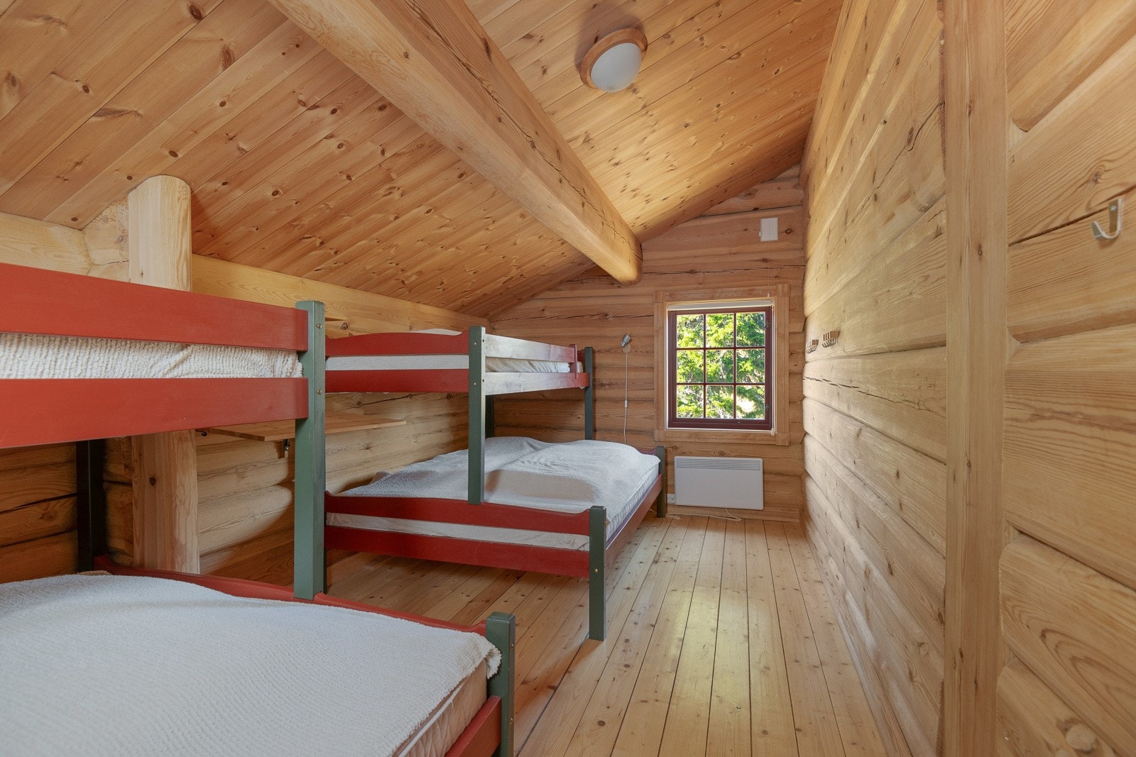 Soverom 3 i 2. etg. er godt utstyrt med flere sengeplasser. Galleribilde