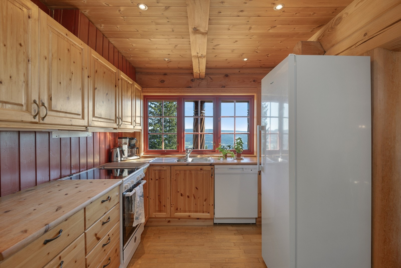 Kjøkkenet ligger med adkomst fra både stuen og hallen, som gjør rommet mer sosialt ved besøk. Kjøkkenet er innredet i en praktisk form, med godt med skap- og oppbevaringsplass. Galleribilde