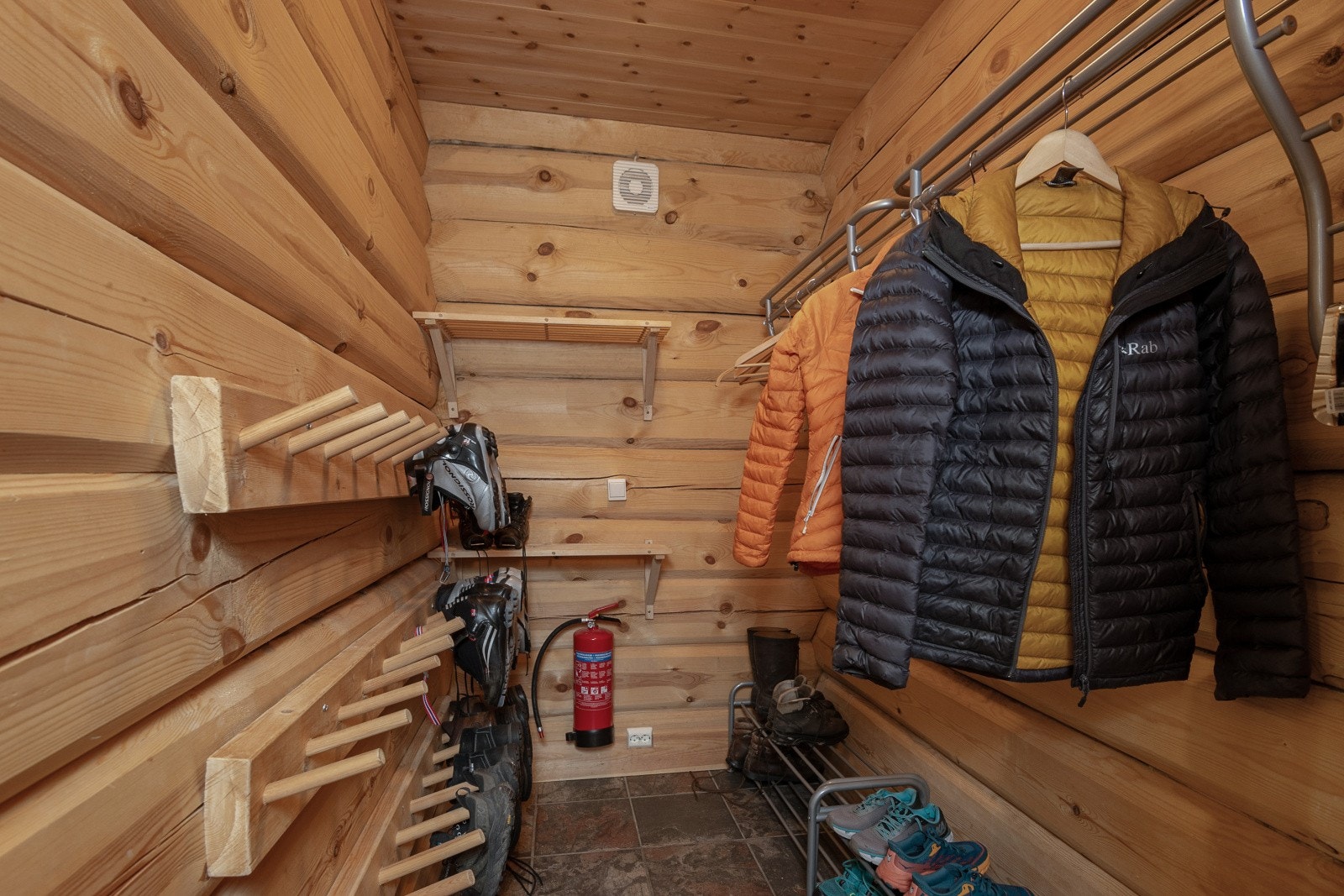 Praktisk garderobe I tilknytning til hallen. Galleribilde