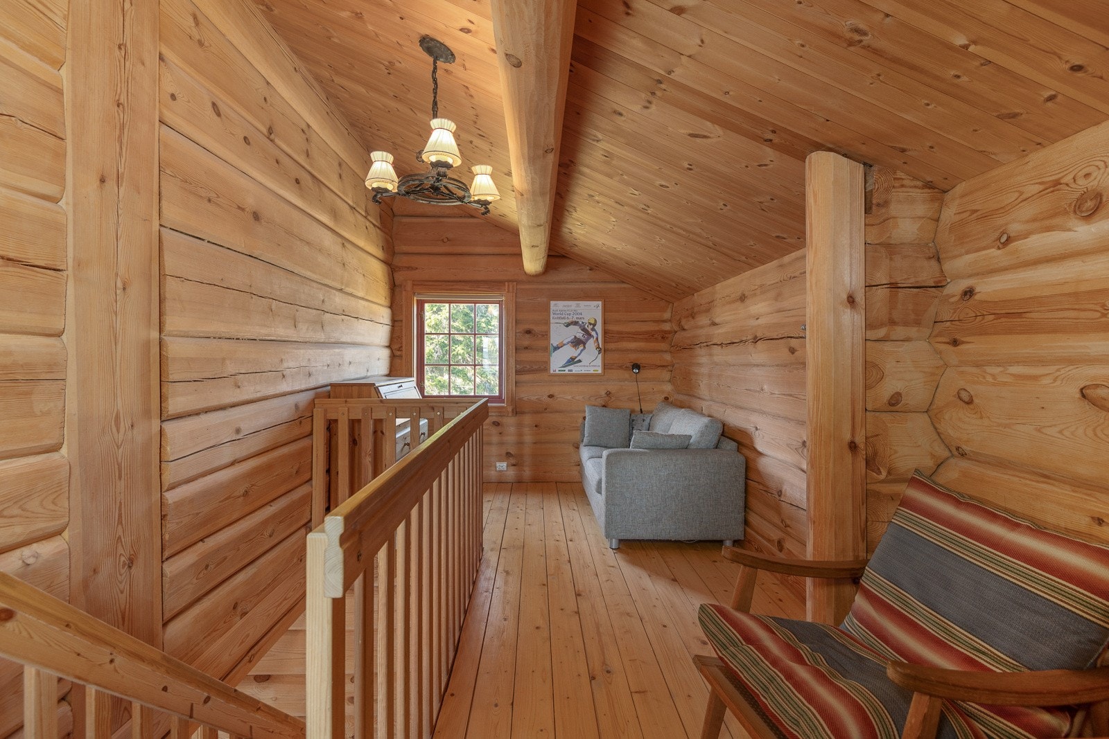 I andre etasje, ved trapperommet er det muligheter for å skape en ekstra stue som er praktisk når storfamilien er samlet. Denne kan fint innredet som en tv-stue eller en ekstra stue for avslapping. Galleribilde