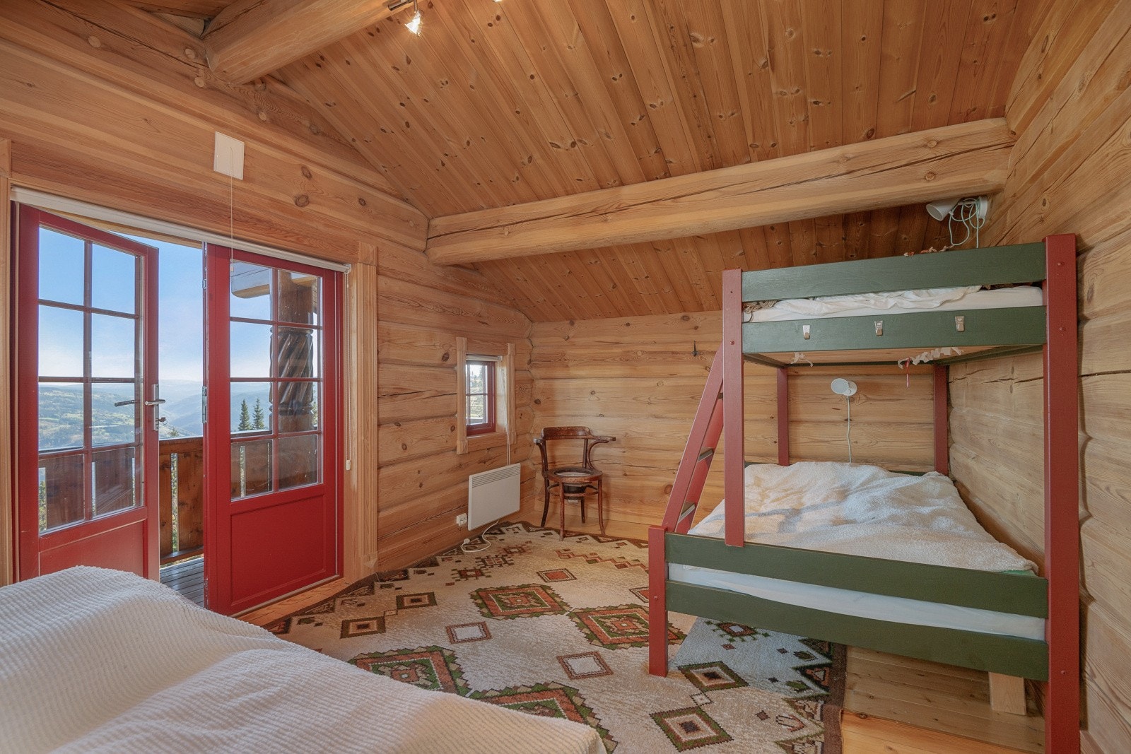 Fra soverommet i 2. etg .er det utgang til en østvendt balkong med fantastisk utsikt mot bl.a. Venabygdsfjellet og vakre Muen. Galleribilde