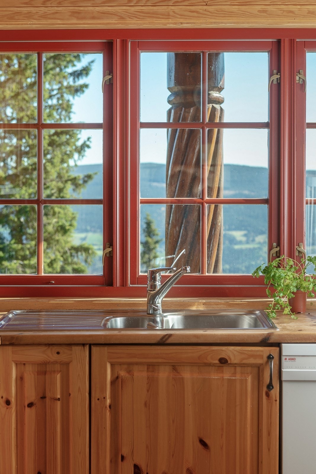 Gjennom vindusflatene på kjøkkenet er det flott utsikt utover fjellheimen som lett å bli glad i! Denne kan nytes mens man lager gode måltider. Galleribilde