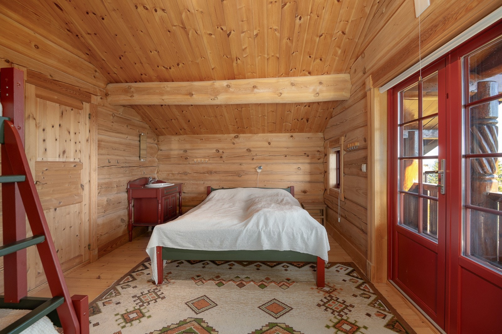 Soverom 4 i 2. etg. er av god størrelse og har plass til både dobbeltseng og familiekøye. Her finner man også en praktisk servant med varmt/kaldt vann for siste kveldsstellet. Galleribilde