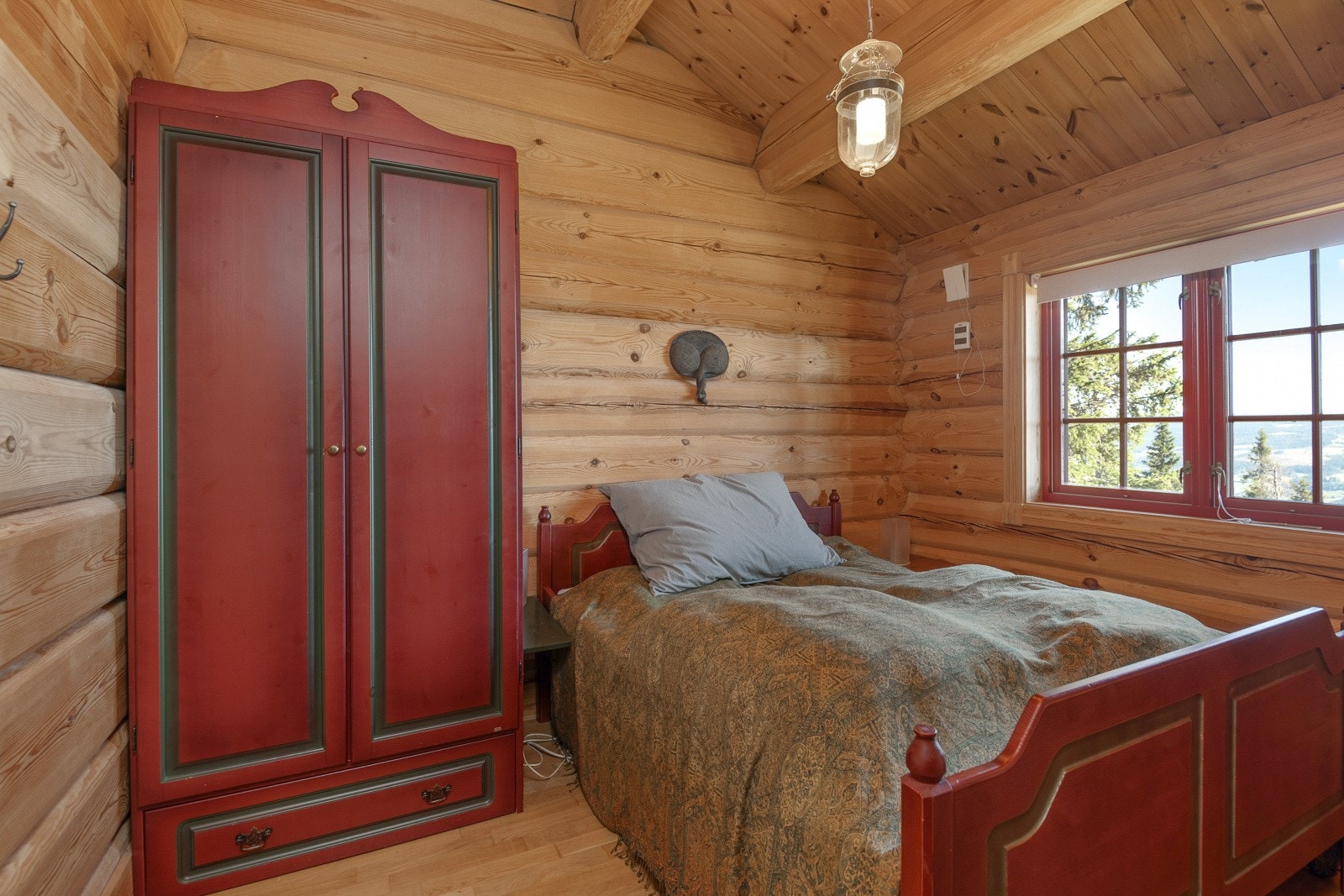 Videre byr hytten på fire gode soverom. hvor to er beliggende i første etasje og de andre to er beliggende i andre etasjen. Soverom 1 i 1. etg. er innredet med dobbeltseng og tilhørende garderobe. Galleribilde