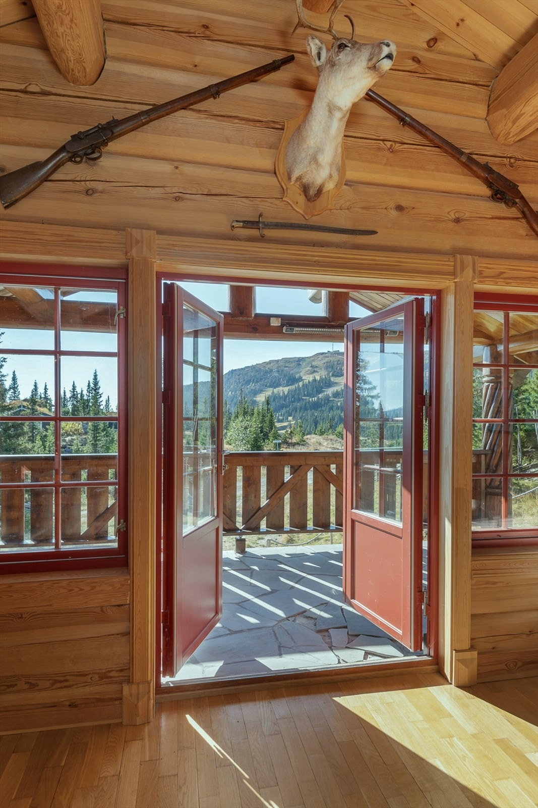 Fra stuen er det utgang til en romslig terrase med flott utsikt utover alpinanlegget. Galleribilde