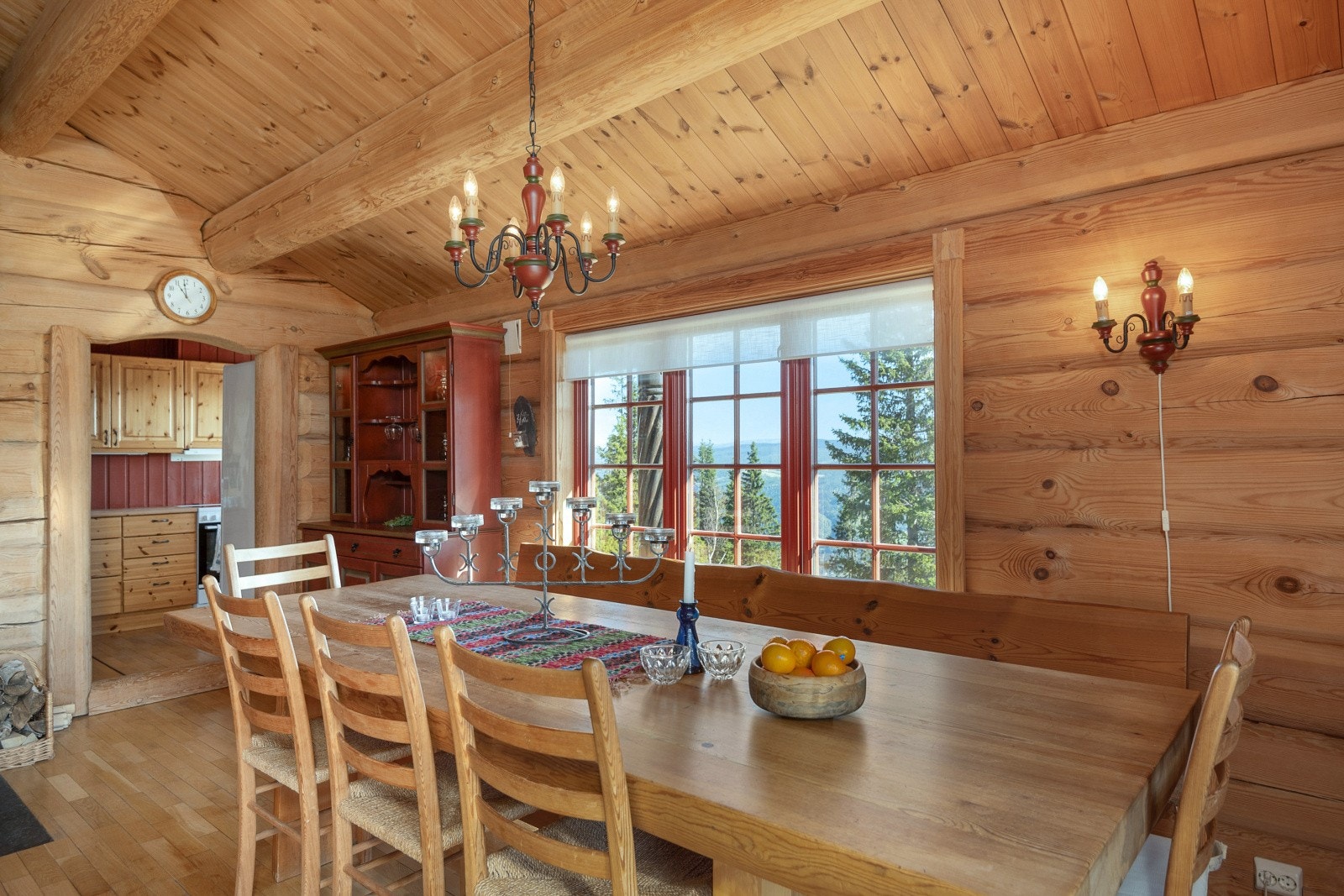 I deler av stuen er det plass til spisestue, som rommer storfamilien og hvor gode måltider kan nytes! Galleribilde