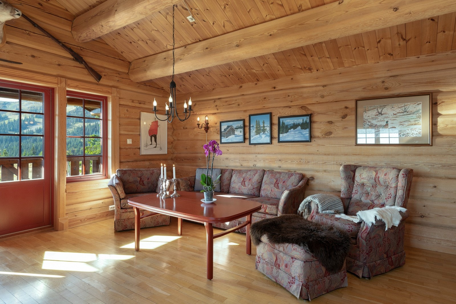 God plass til sofa med tilhørende møblement. Galleribilde