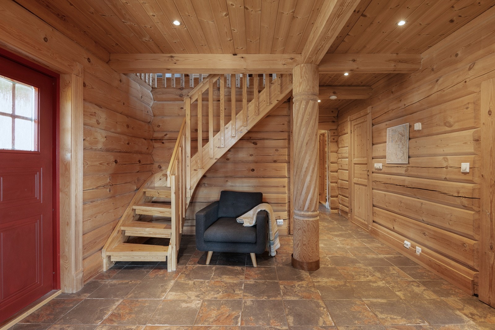 I hallen er det god plass til å henge fra seg ytterklær og sette fra seg skoene. Galleribilde