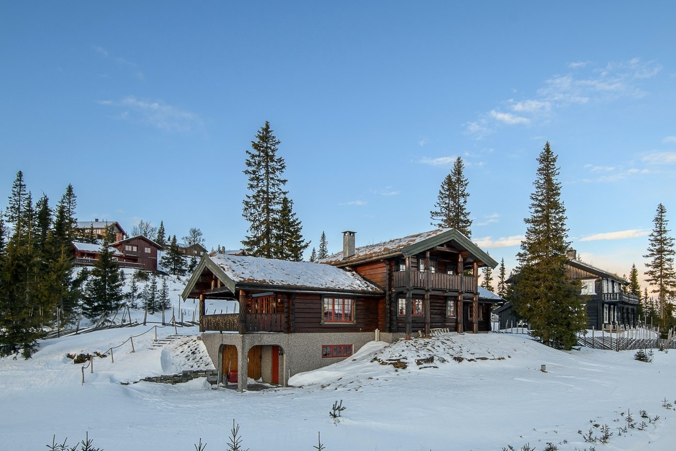 Velkommen til Jerpehaugen 2. Tomten har en fin beliggenhet i et etablert hyttefelt med fantastisk utsikt. Tomten er bestående av naturtomt, samt opparbeidet med uteplasser og parkering. Galleribilde