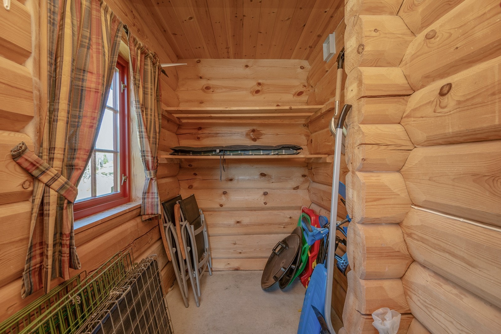 Utvendig bod med gode lagringsmuligheter. Galleribilde