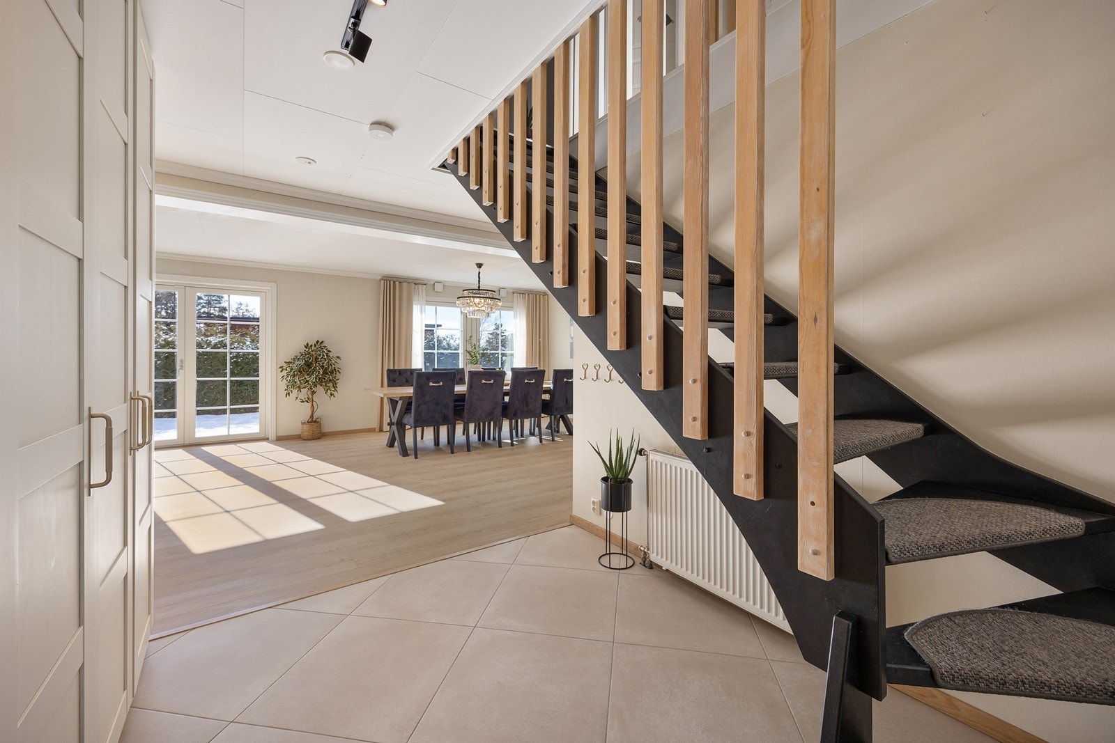 I gangen fører trappen deg opp til boligens 2. etasje. Galleribilde