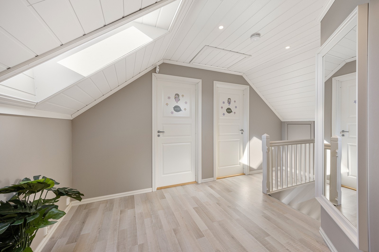 Oppe i 2. etasje er det en lys og trivelig gang. Galleribilde