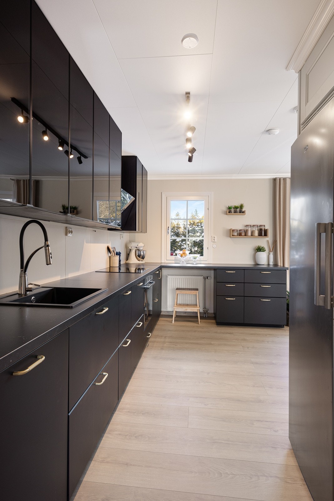 Kjøkkenet byr på rikelig med boltreplass for utfoldelse av kokkekunstene. Galleribilde