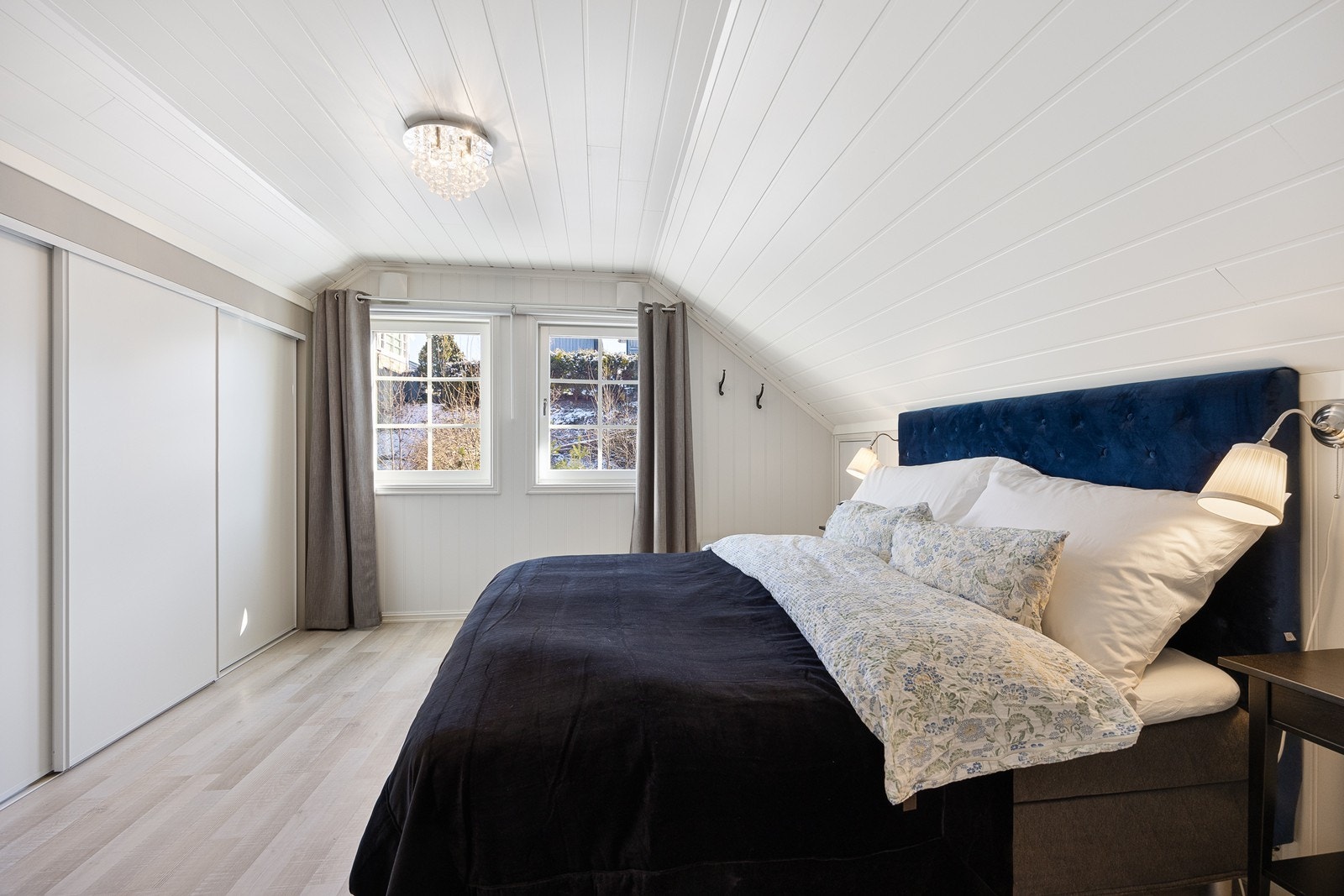 Hovedsoverommet er praktisk gjennomført med skyvedørsgarderobe langs ene veggen. Galleribilde