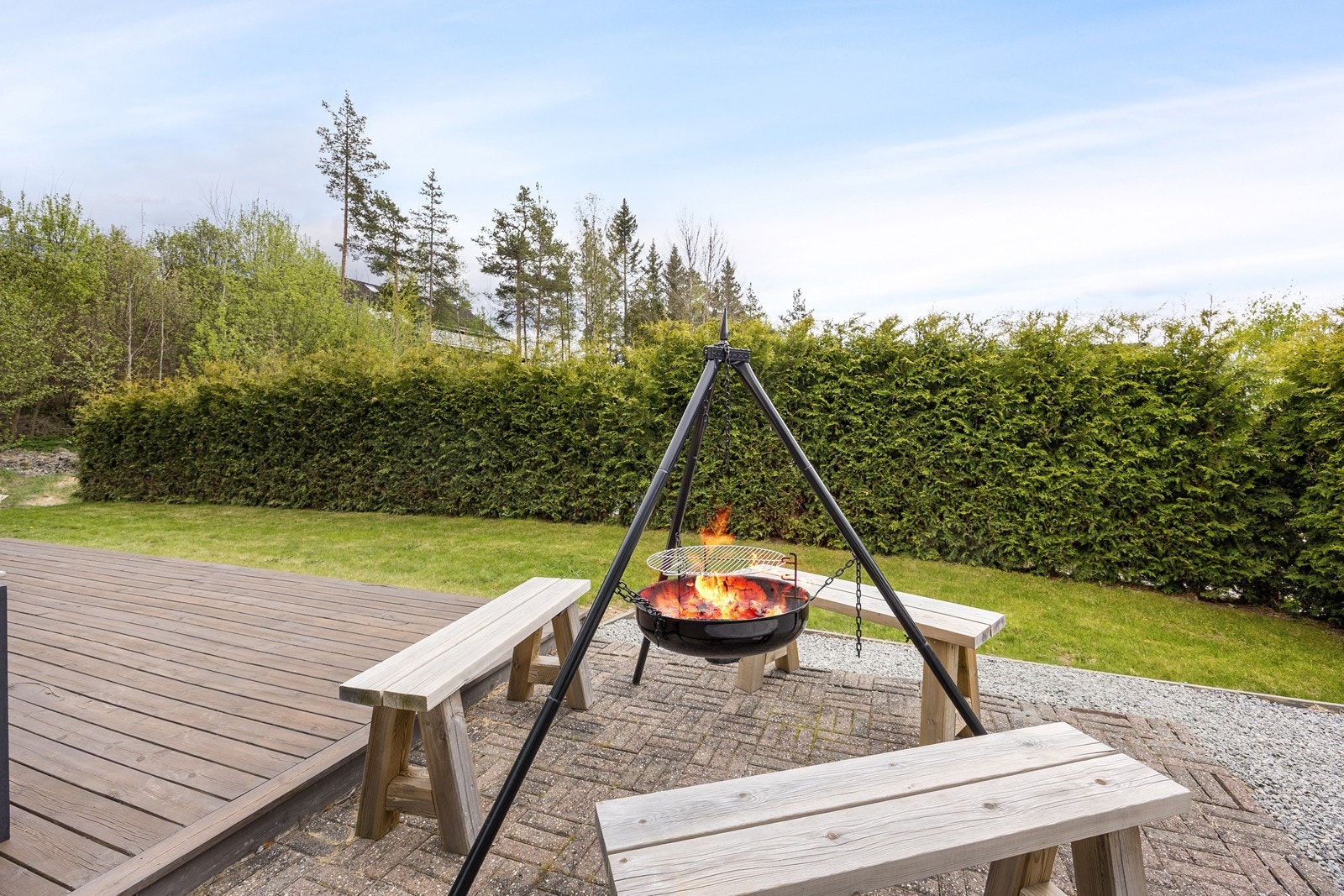 Dagens eier benytter deler av uteplassen til bålpanneplass. Galleribilde