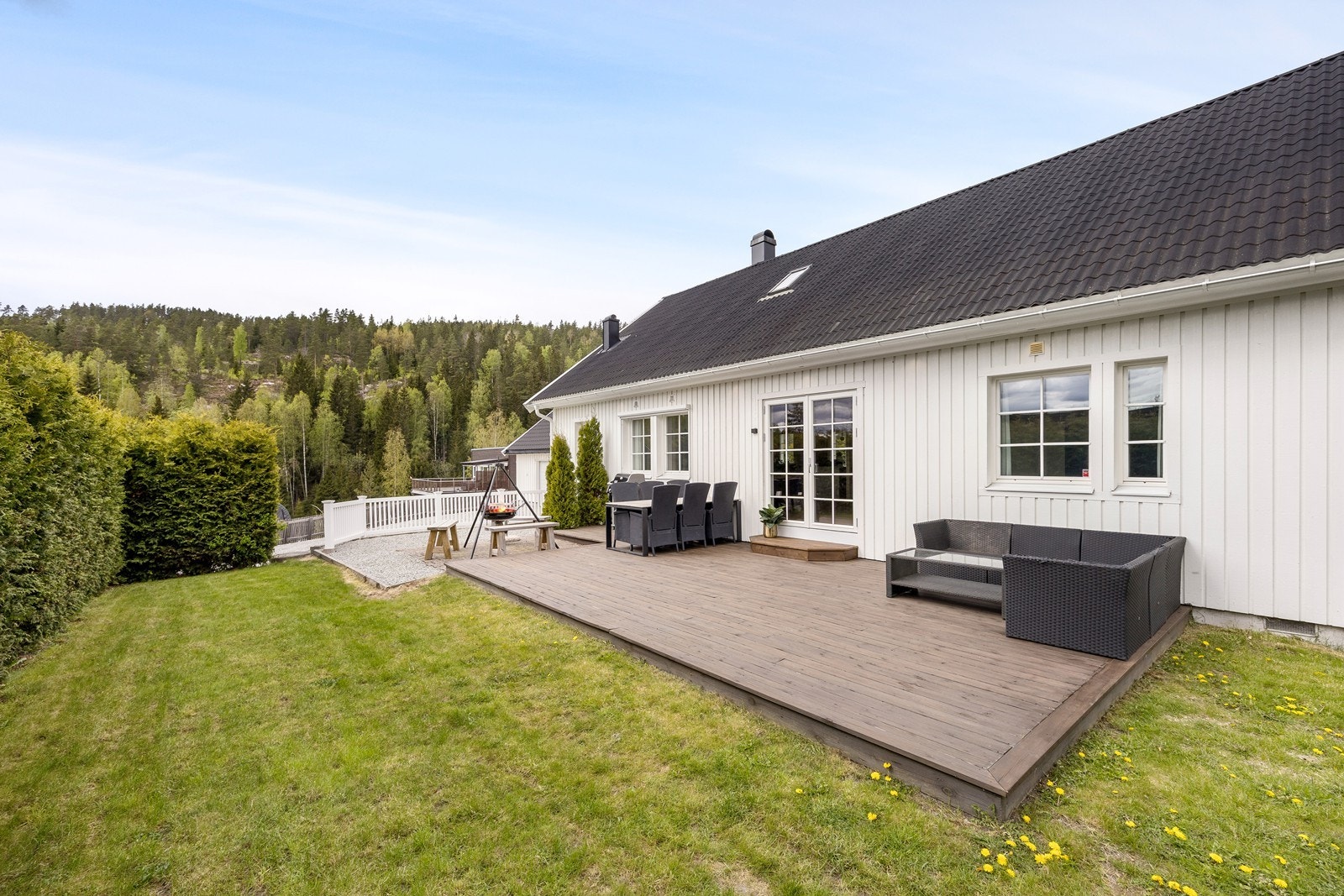 Med en solrik uteplass ligger alt til rette for stor trivsel. Galleribilde