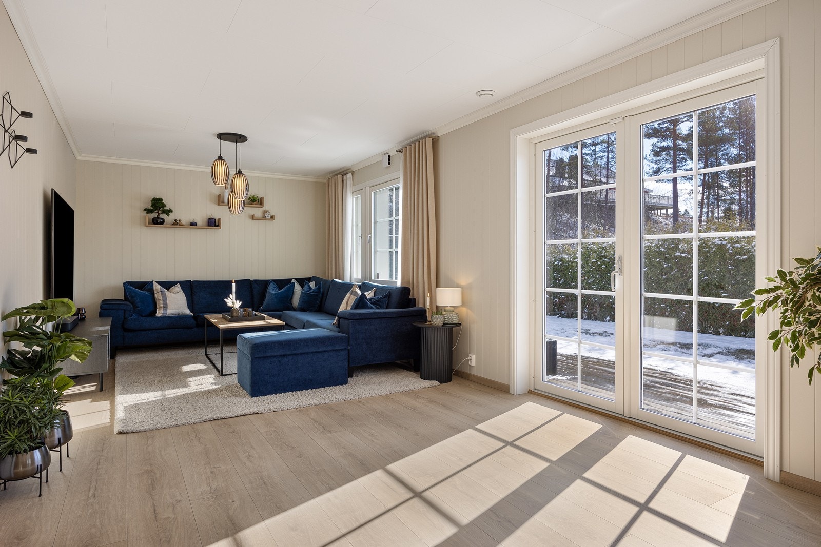 Fra stuen er det adkomst ut til terrassen via doble glassdører. Galleribilde