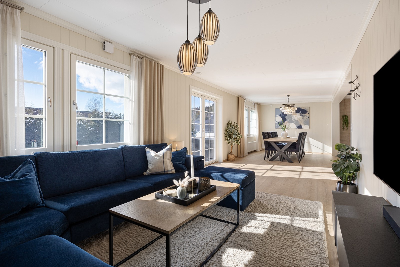 Stuen lar seg enkelt møblere i to romslige soner, der spisestuen finner sin naturlige plass nærmest kjøkkenet. Galleribilde