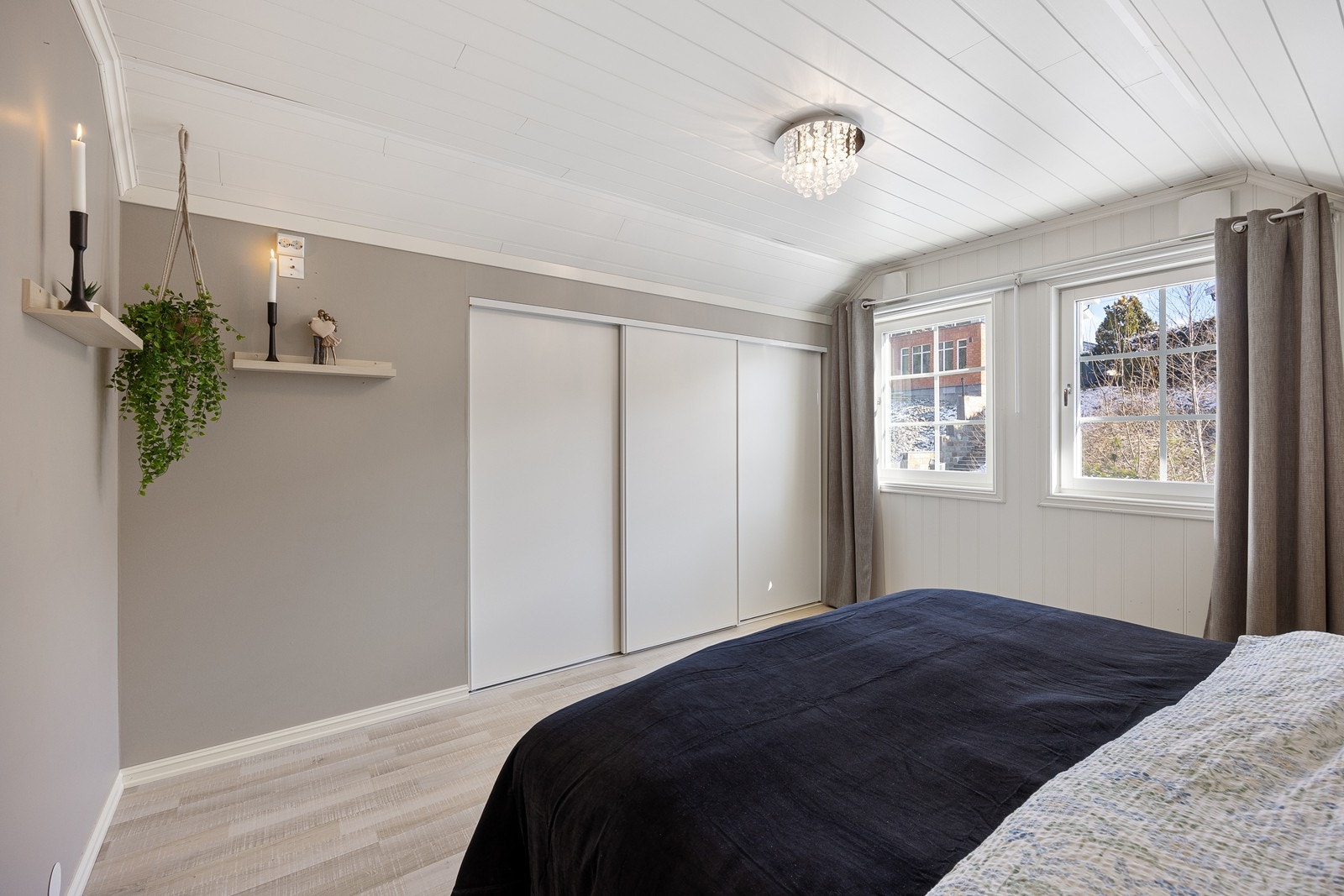 Boligen har i dag 4 soverom (opprinnelig 5 soverom). Galleribilde