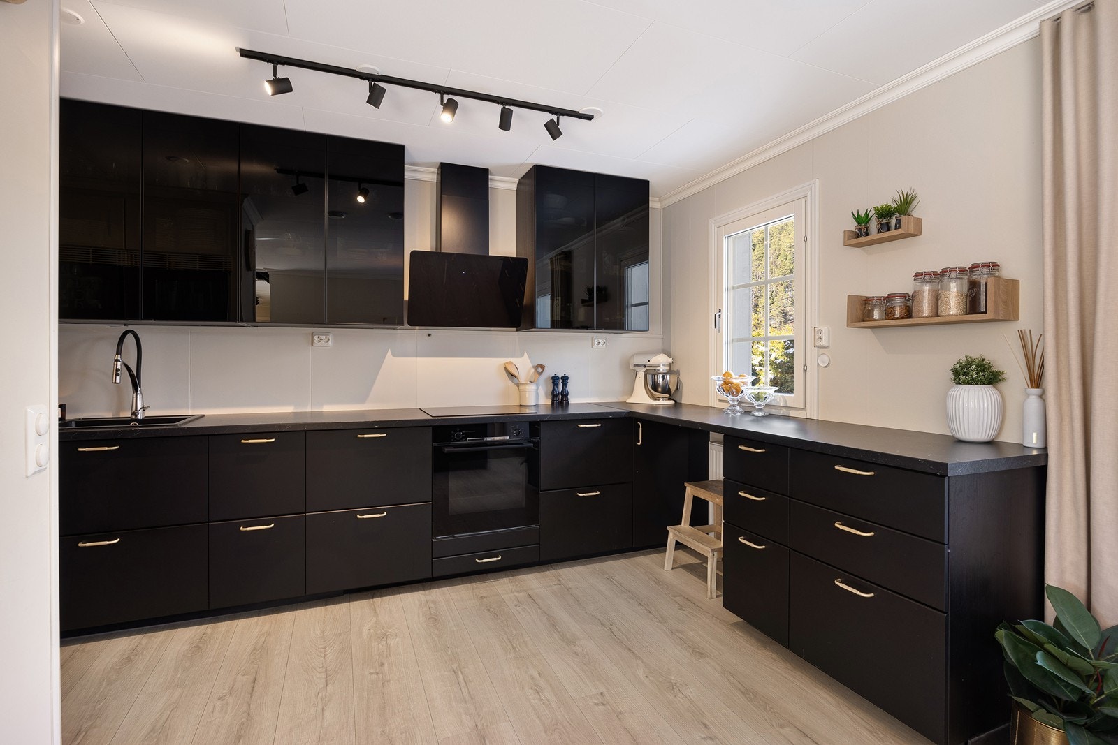 Kjøkkenet er lekkert med en elegant innredning fra 2017, plassert i L-form, godt tilbaketrukket fra stuen. Galleribilde