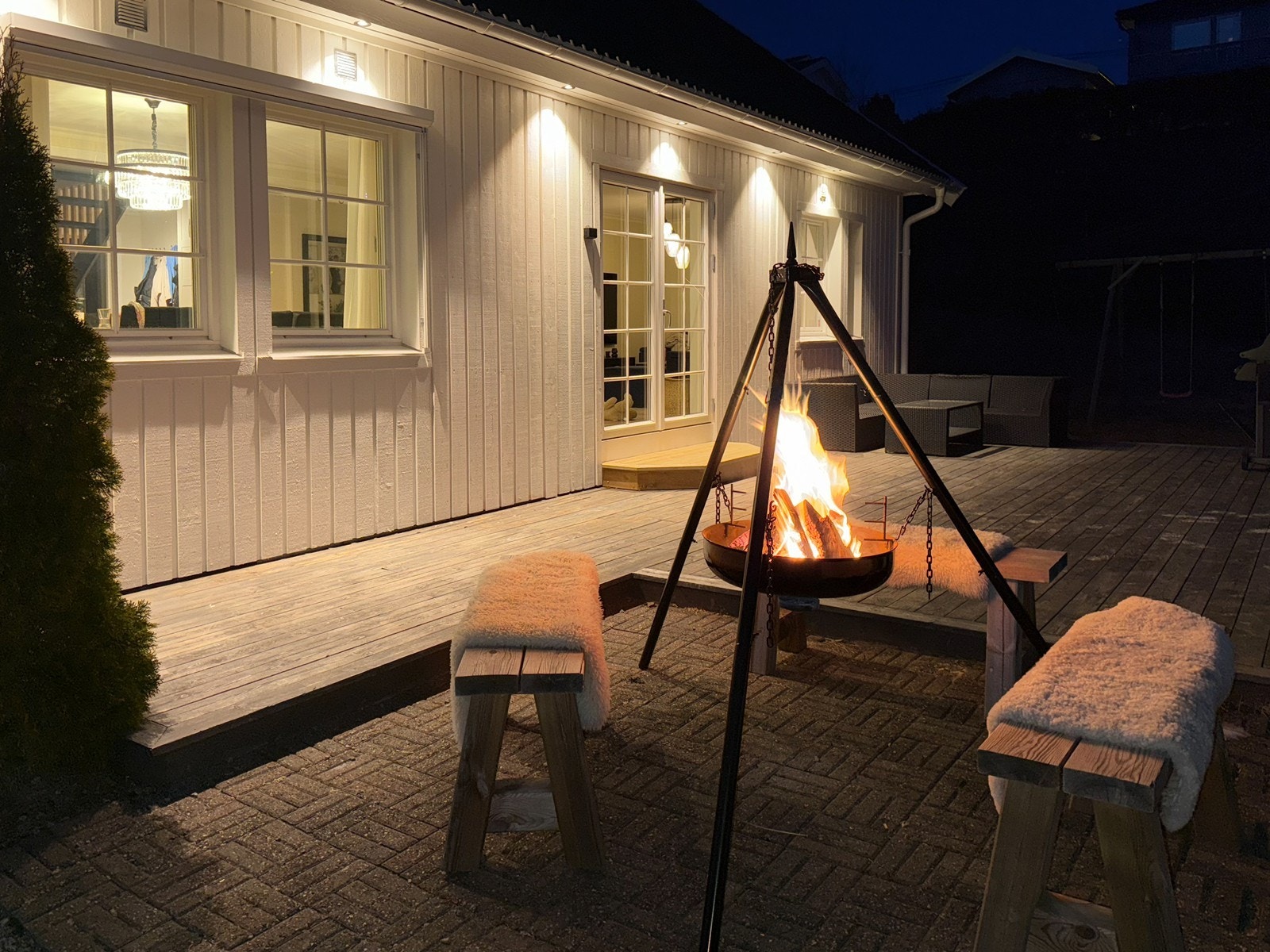 La lysene sette stemningen rundt eiendommen på kveldstid. Galleribilde