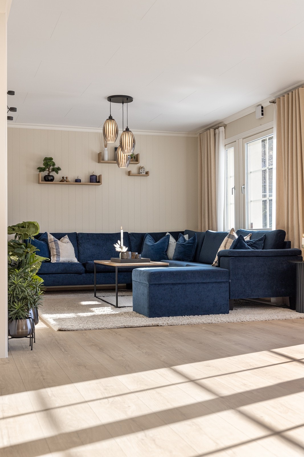 Det er rikelig med plass for stor sofagruppe i stuen. Galleribilde