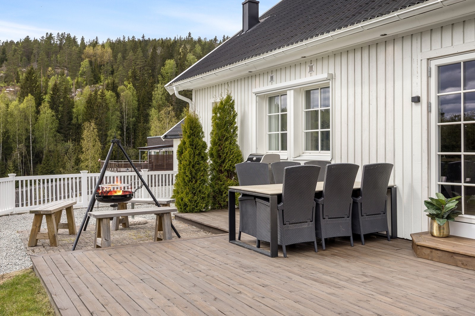 Undendørs er det pent opparbeidede uteplasser. Galleribilde