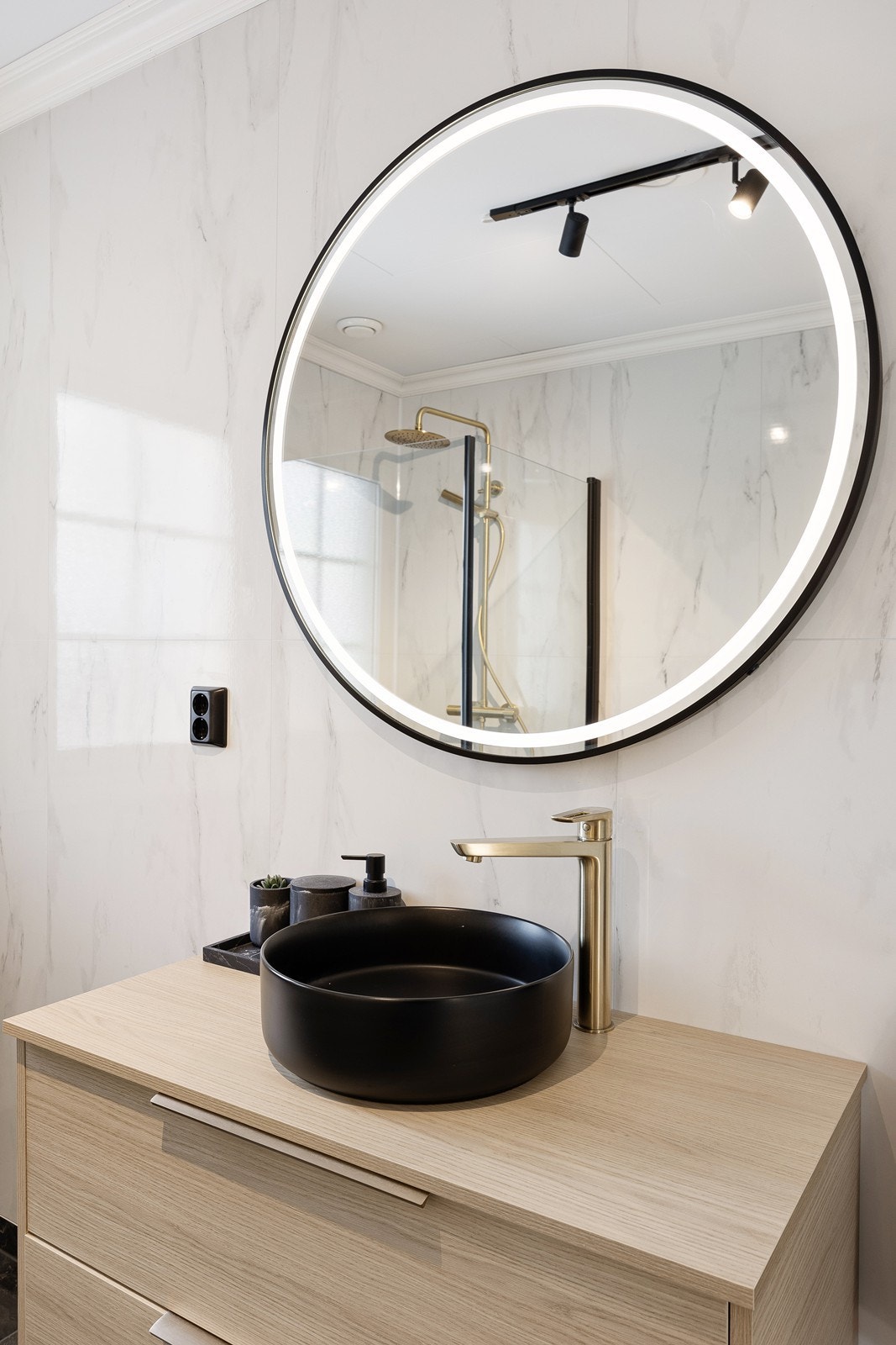 Lekker servant med rundt speil over som sikrer god belysning. Galleribilde