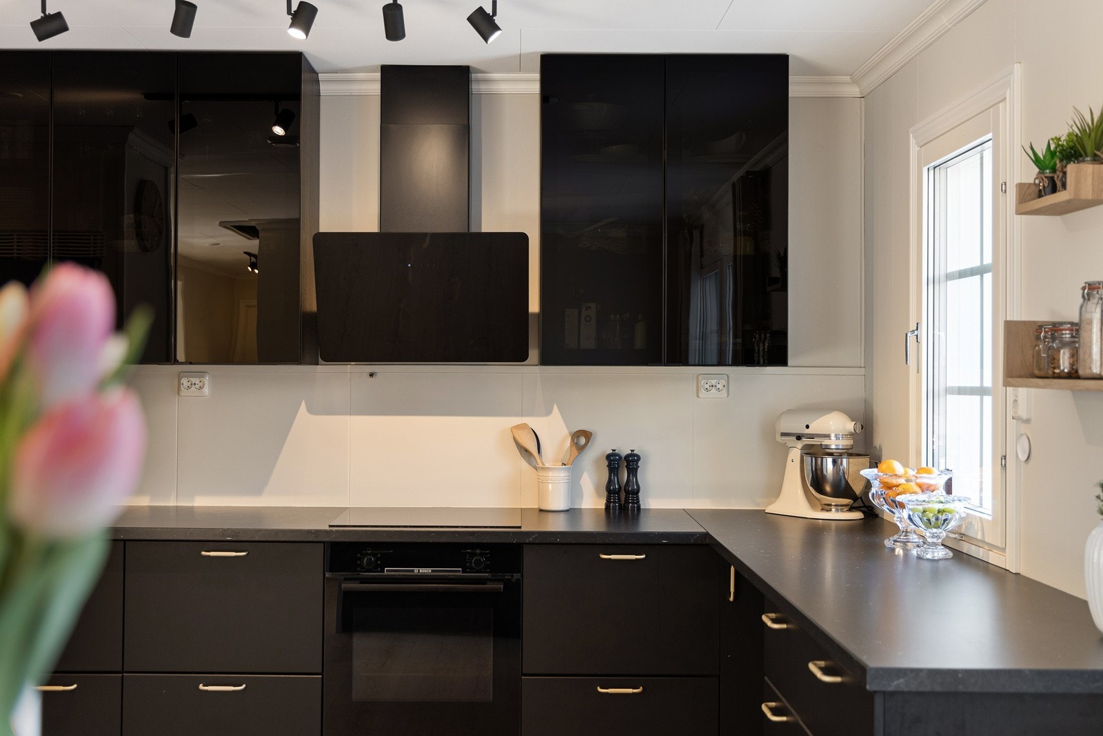 Det er rikelig med oppbevaringsplass i skuffer og skap. Galleribilde