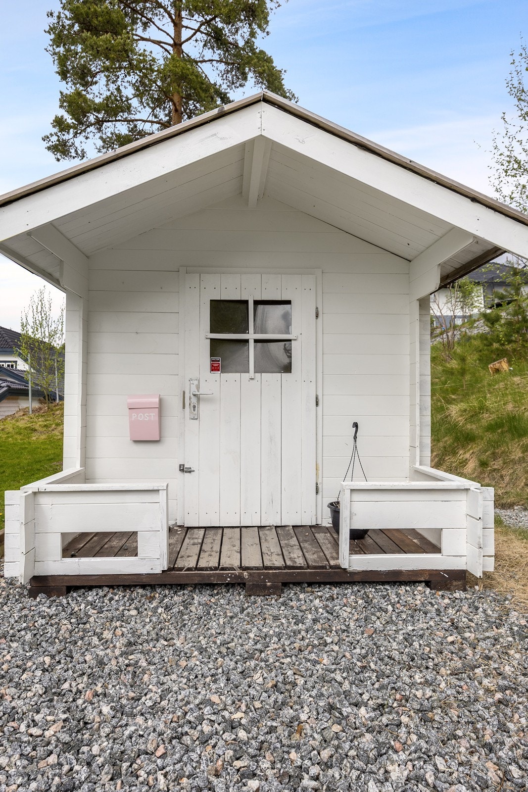 En herlig liten lekestue er etablert i hagen. Perfekt for de minste barna i familien. Galleribilde