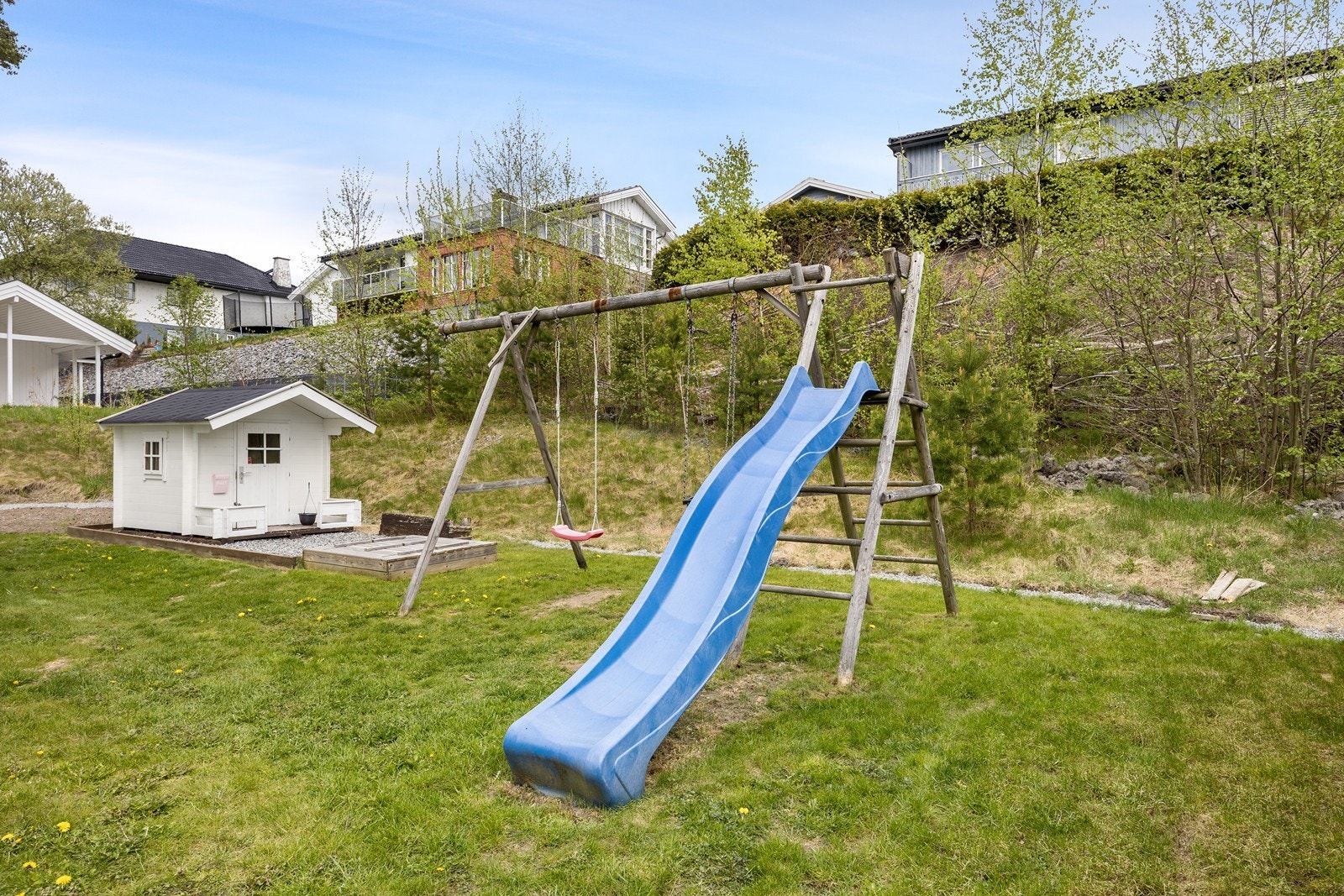 God plass for barn å leke på tomten. Galleribilde