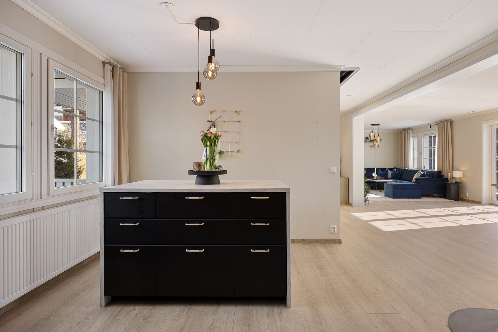 En praktisk og elegant kjøkkenøy fullfører stilen i rommet. Galleribilde