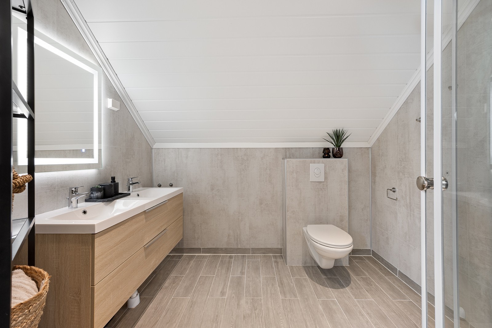 Baderommet i 2. etasje er i en elegant stil. Dobbel servant, vegghengt toalett og dusjkabinett. Galleribilde