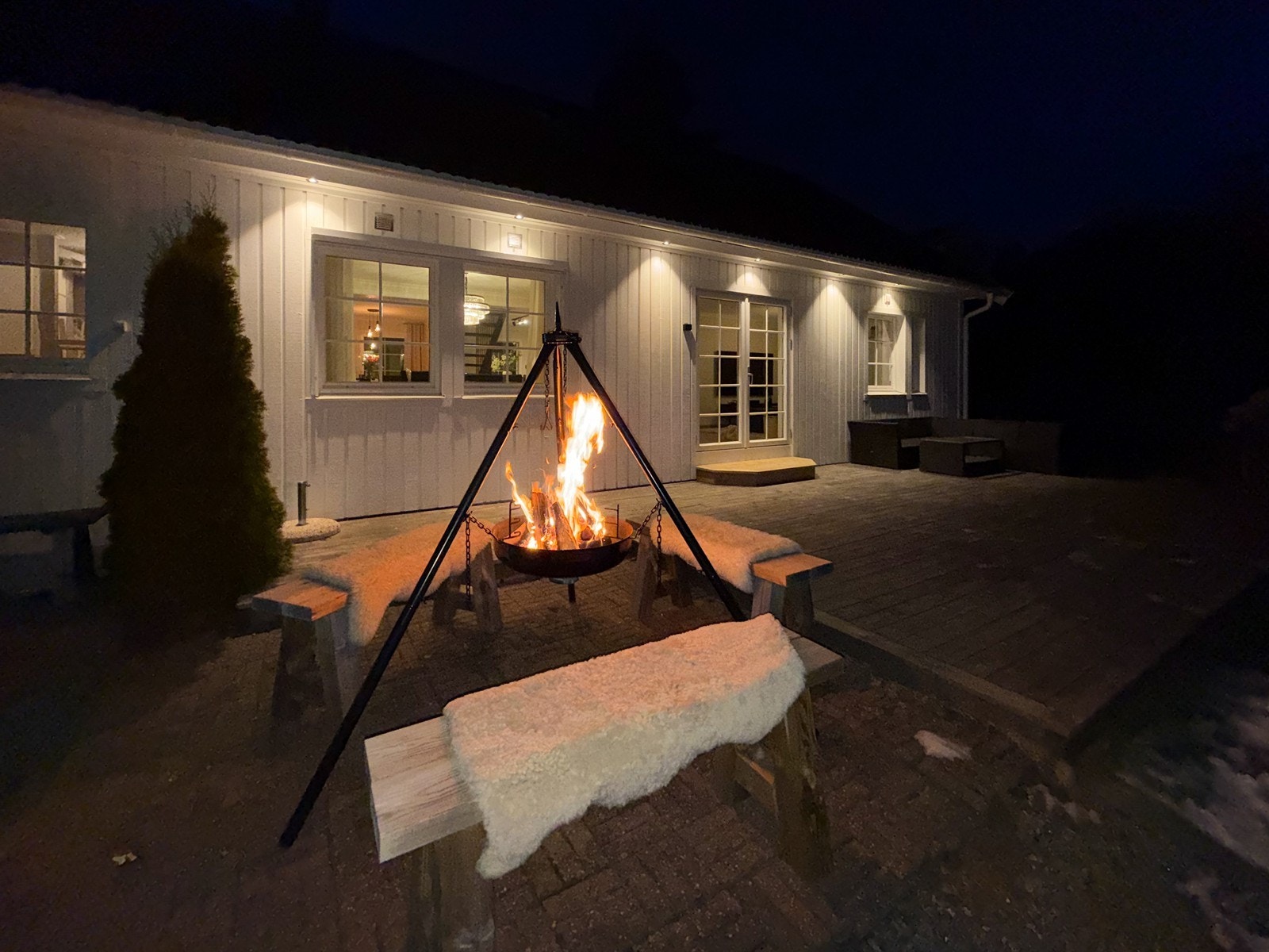 På kveldstid er det ekstra koselig å nyte sosiale lag rundt bålpannen. Galleribilde
